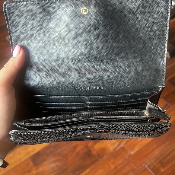 Michael Kors matching purse and wallet✨ - Picture 3 of 4